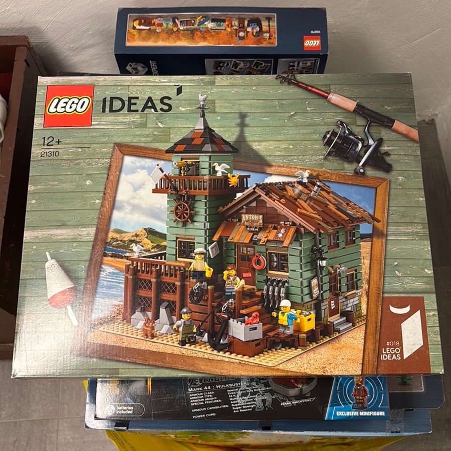 Oöppnad old fishing store LEGO Ideas 21310 - Anton's Bait Shop