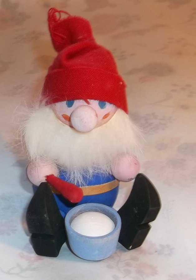 Träfigur Jultomte som äter gröt ur skål 1970-tal Tomte Vintage