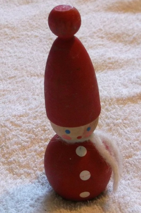 Träfigur Jultomte hög röd luva 1960-tal Vintage