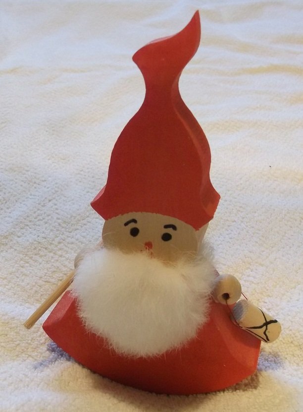 Träfigur Jultomte vitt skägg trästav o lykta 1970-tal Vintage Tomte Gungar