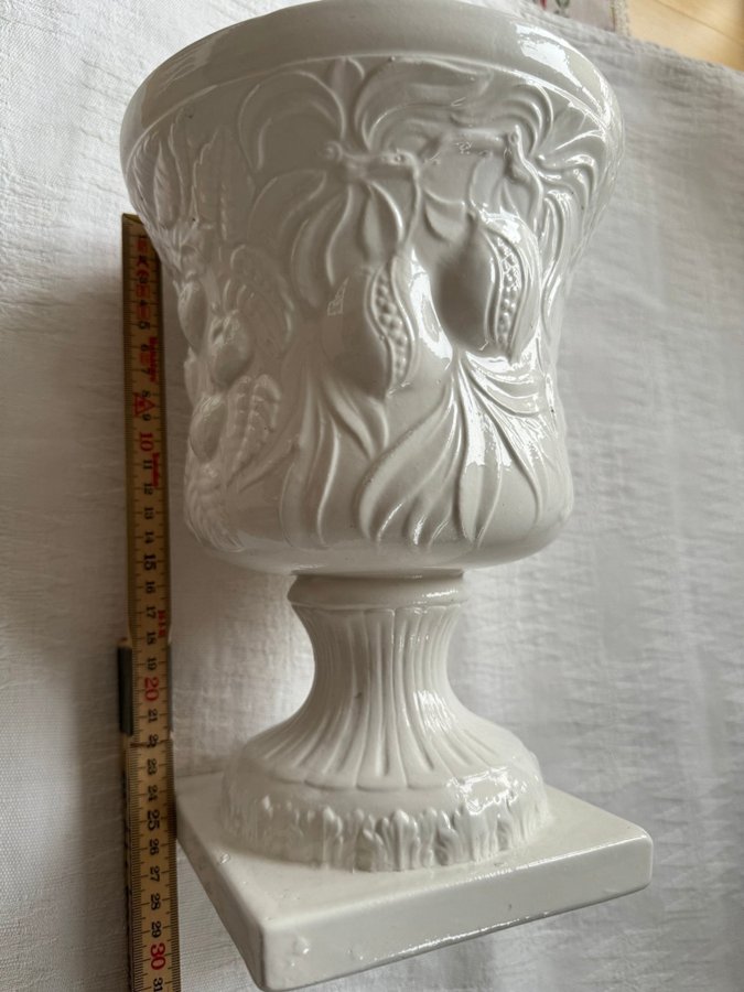 Jugend stor ytterfoder i majolika, Capodimonte blomkruka H: 27 cm D: 19,4 cm