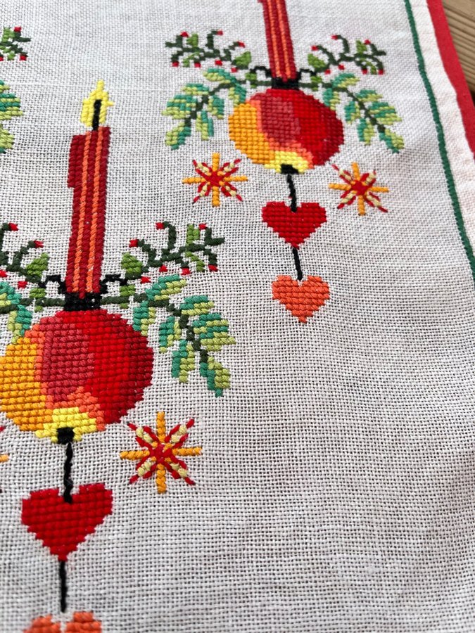 Fin handbroderad julduk, 66x26,5cm, mycket gott skick!