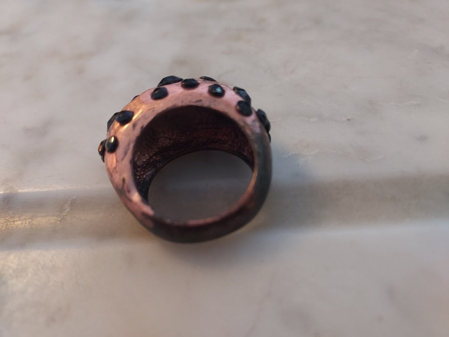 Ring Koppar Svarta Stenar Inre omkrets ca 6,5 cm