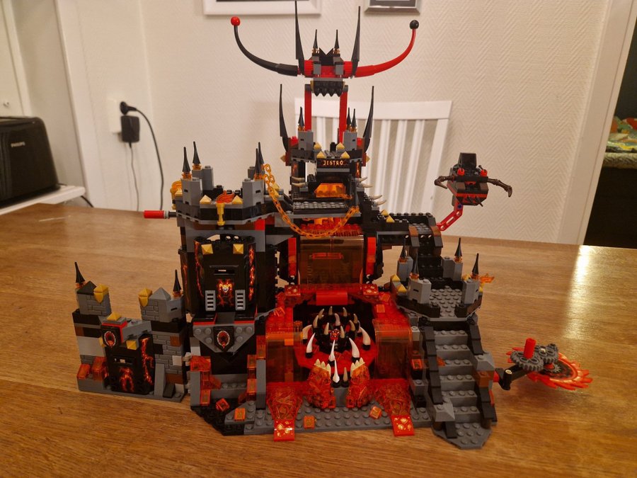 Lego Nexo Knights 70323 - Jestro's Vulkanfästning