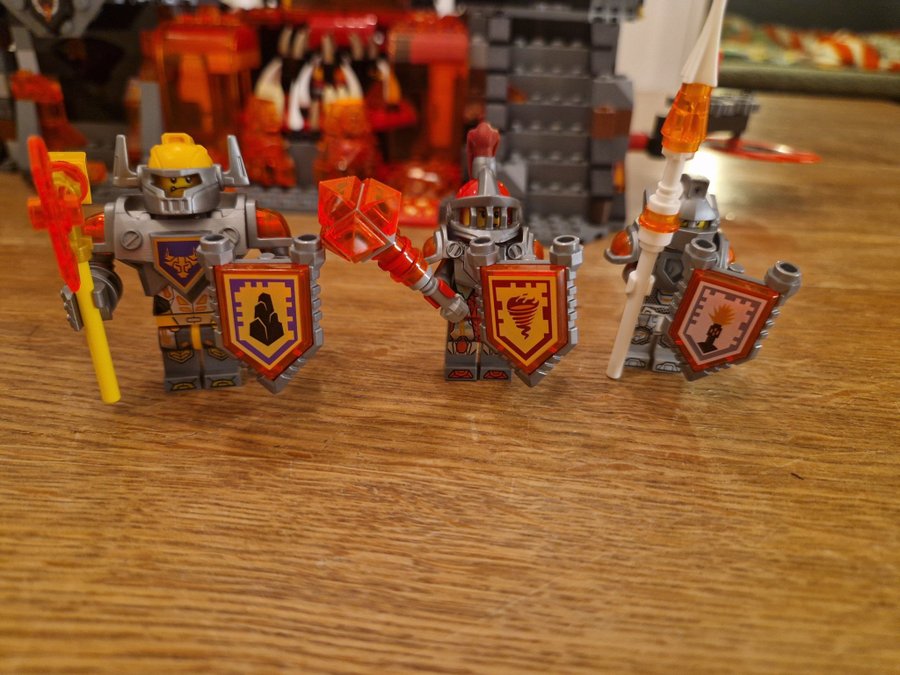 Lego Nexo Knights 70323 - Jestro's Vulkanfästning