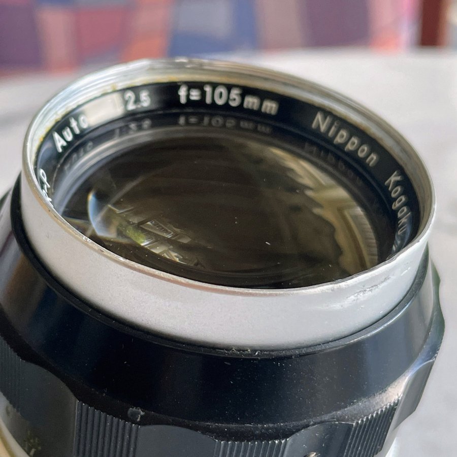 Nikon Nikkor-P Auto 105mm f/2.5 Objektiv Pre-AI Nikon F lens mount