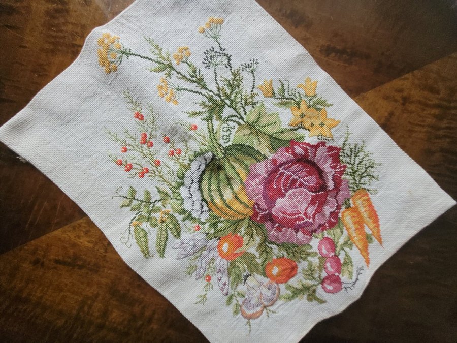 Vackert broderi handbroderad grönsaker blommor