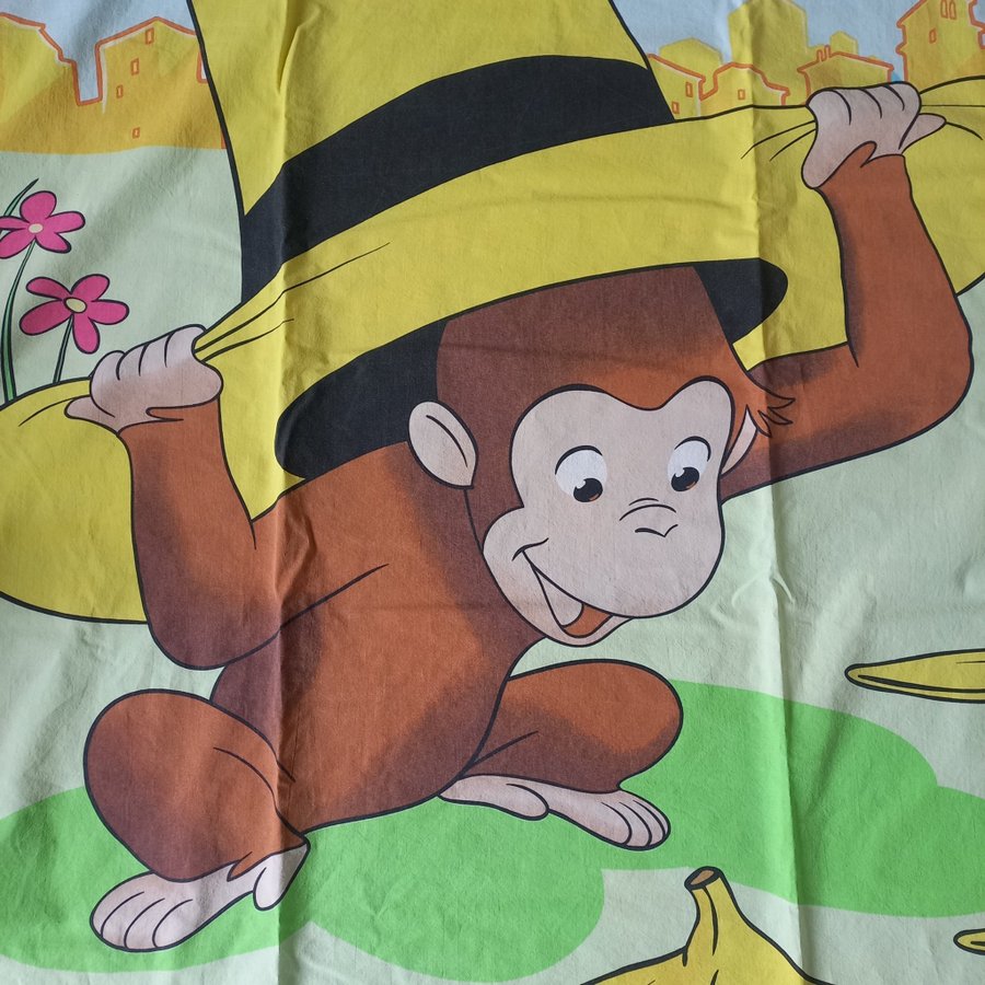 Påslakan NICKE NYFIKEN i sin Stora Gula Hatt Gula Bananer 110x123 cm Bomull