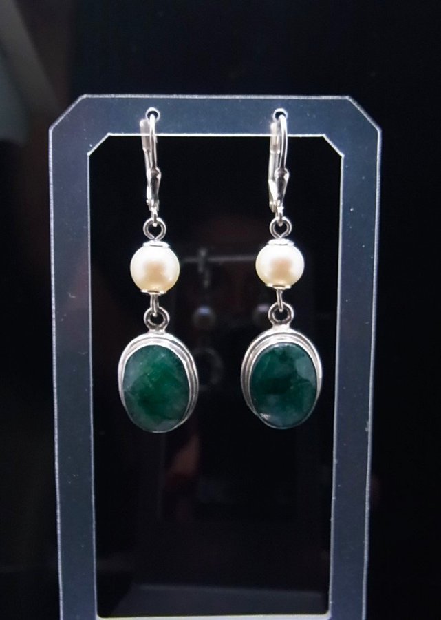 EMERALD - AKOYAPERL ÖRHÄNGEN. 10 Karat. HANDARBETE.