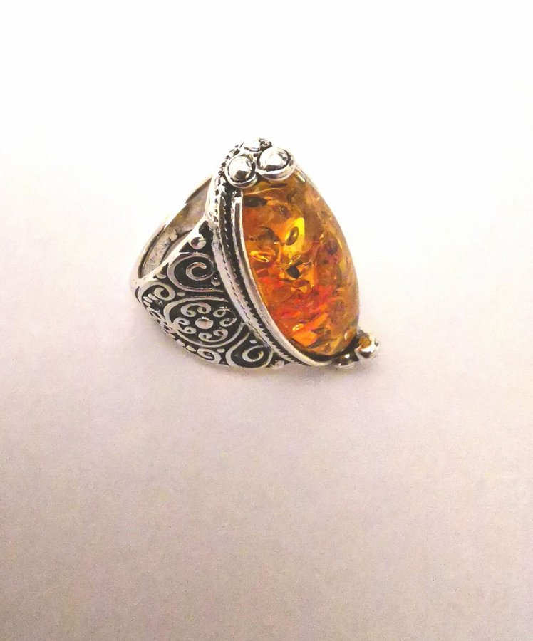 Ring bärnsten amber färgat sten silver. 17,5 i diameter