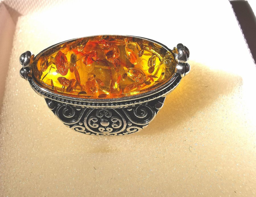 Ring bärnsten amber färgat sten silver. 17,5 i diameter