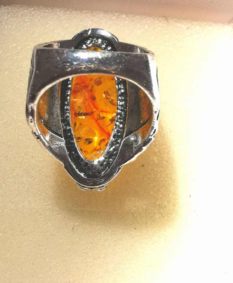 Ring bärnsten amber färgat sten silver. 17,5 i diameter