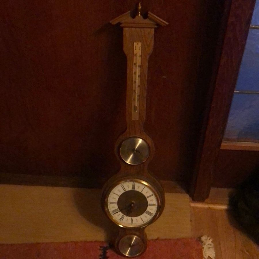 Väggklocka med termometer och barometer