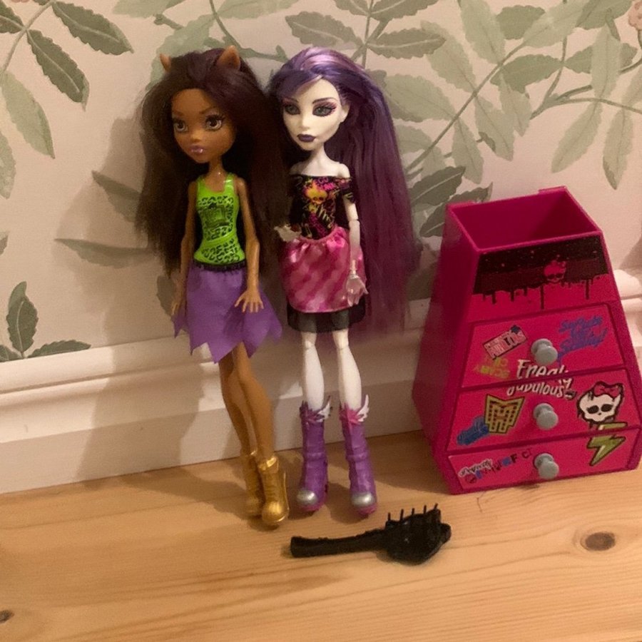 Monster High dockor- Clawdeen Wolf och Spectra Vondergeist.