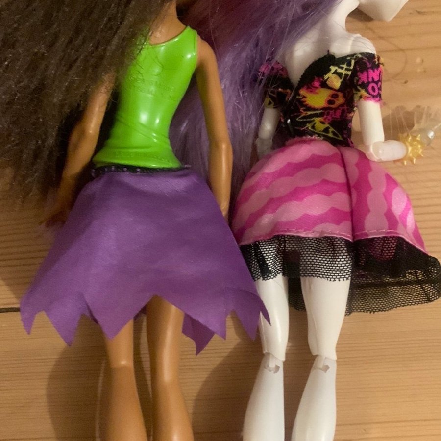 Monster High dockor- Clawdeen Wolf och Spectra Vondergeist.