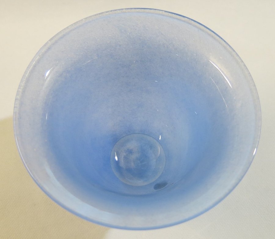 Fin signerad blå skål i glas troligen svenskt