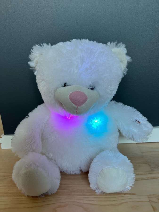 Spelande nalle med LED-lampor