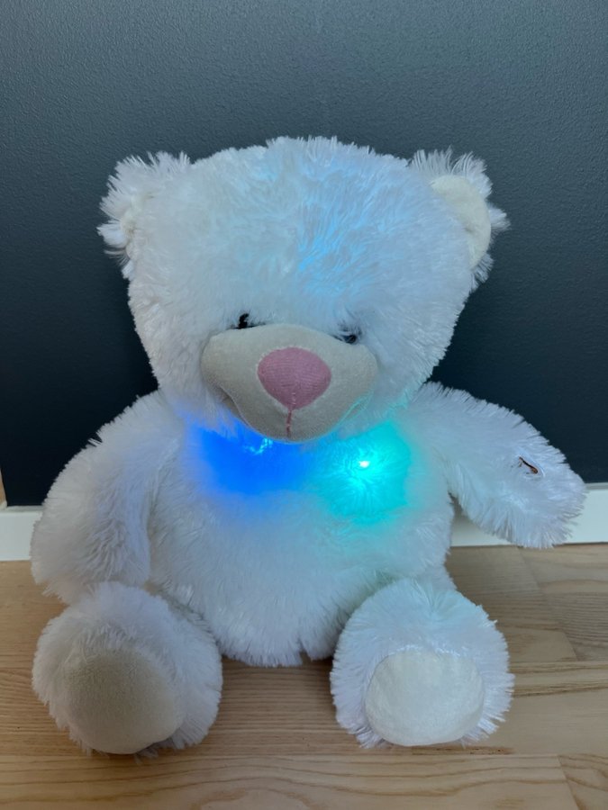 Spelande nalle med LED-lampor