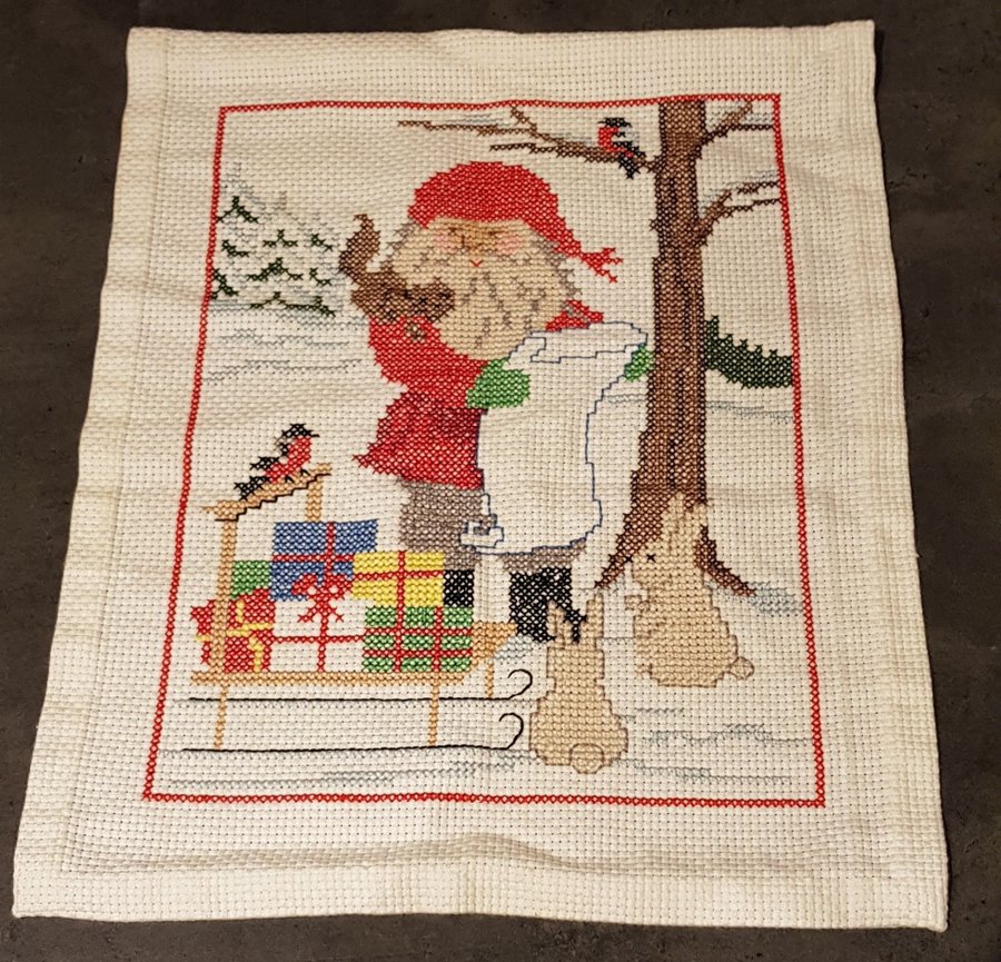 Julbonad, broderad tomte i skogen med önskelista .41,5x33,5 cm.