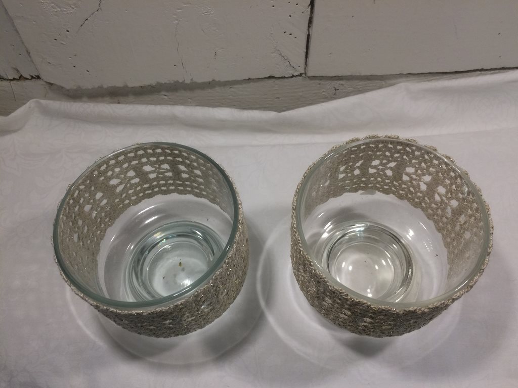 Två Vackra ljushållare i glas med dekorativ textilbrodyr