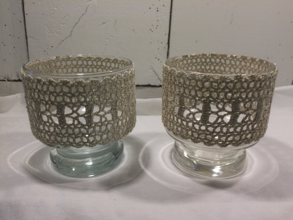 Två Vackra ljushållare i glas med dekorativ textilbrodyr
