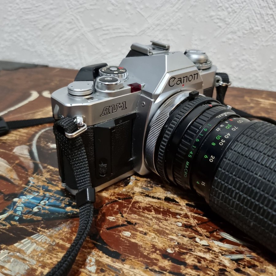 Canon AV-1 kamera med Sigma Zoom-k objektiv