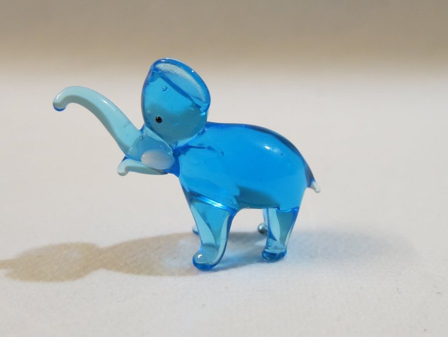 Blå mini elefant i glas