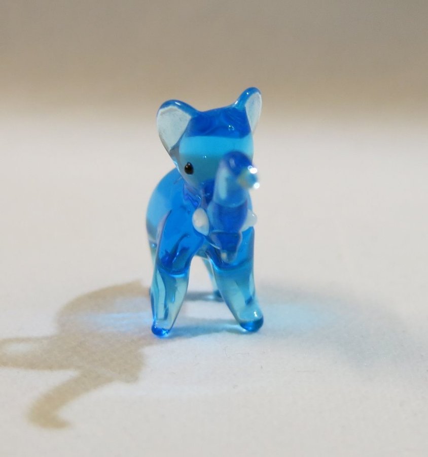 Blå mini elefant i glas