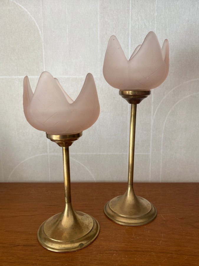 2 stycken tulpan ljusstakar i mässing med rosa glas -retro