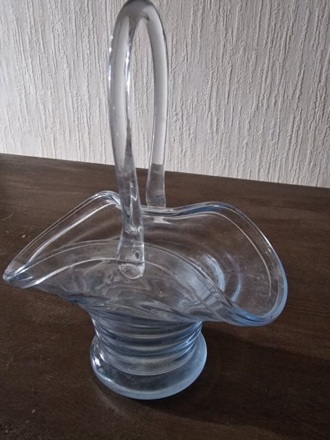 Liten söt glas korg från Eda glasbruk