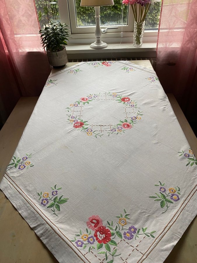 Handbroderad duk bordsduk linne linneduk sommarblom kaffeduk