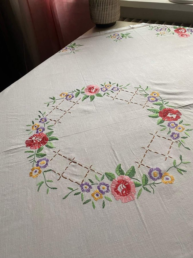 Handbroderad duk bordsduk linne linneduk sommarblom kaffeduk