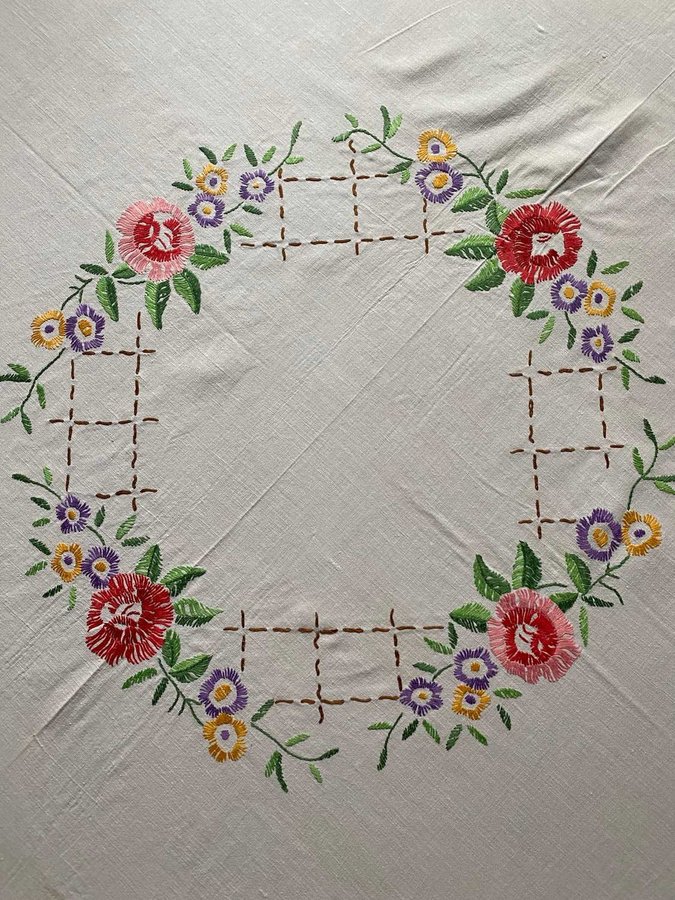 Handbroderad duk bordsduk linne linneduk sommarblom kaffeduk