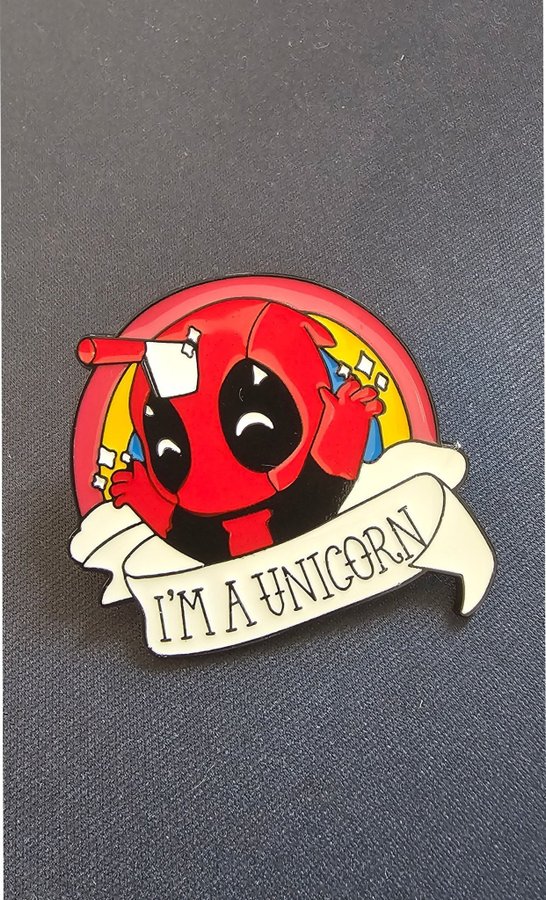 Cool Metallnål med Deadpool Motiv - För Deadpool Fans!