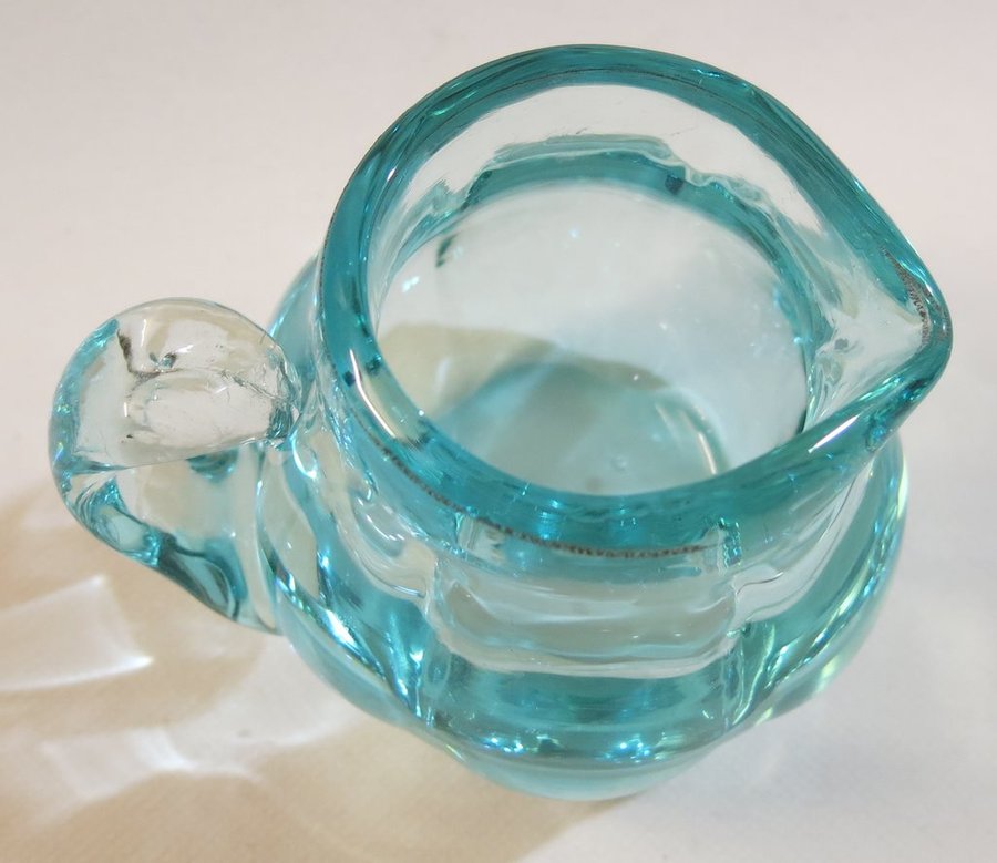 Fin ljusblå gräddkanna i tjockt glas