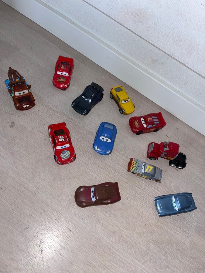 12 bilar fr Disney CARS pixar Blixten Bärgarn Sally Jackson Storm mfl