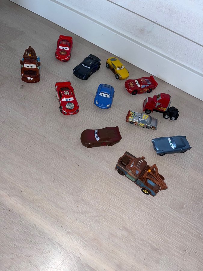 12 bilar fr Disney CARS pixar Blixten Bärgarn Sally Jackson Storm mfl