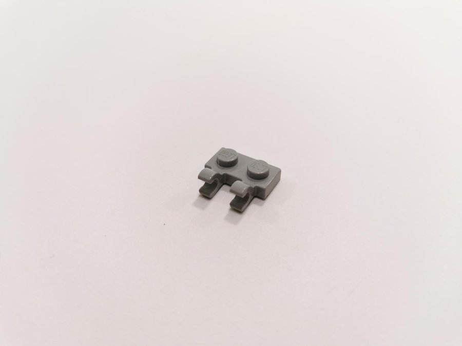 Lego - plate - modified - 2 clips horizontal - 1x2 - part 60470 - ljusgrå bluish