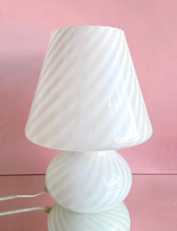 Hvid Murano Mushroom lampe med swirl