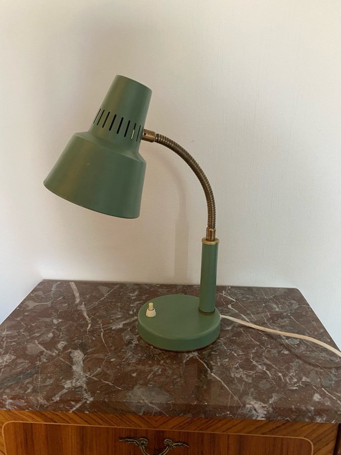 Grön bordslampa med böjbar arm