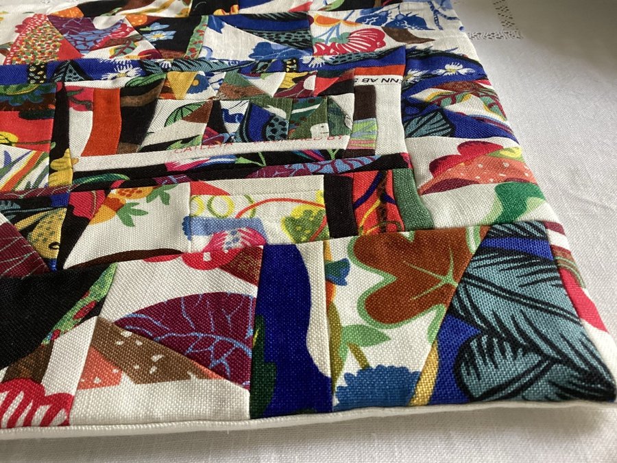 kuddfodral i Patchwork Josef Frank linnetyger