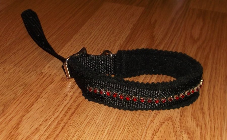 Hundhalsband svart med röda stenar pärlor strass 34-47 cm mjuk fleece Ny