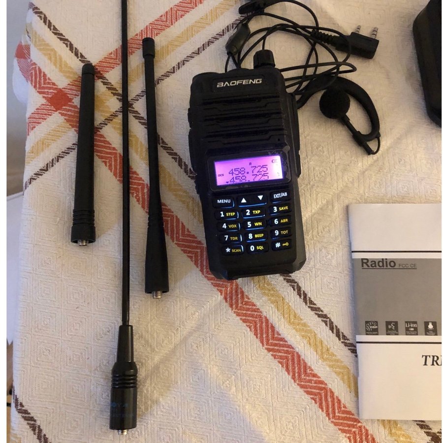 Sänkt pris- Baofeng UV-82 Tri-Band Radio med 2st extra antenner och tillbehör.