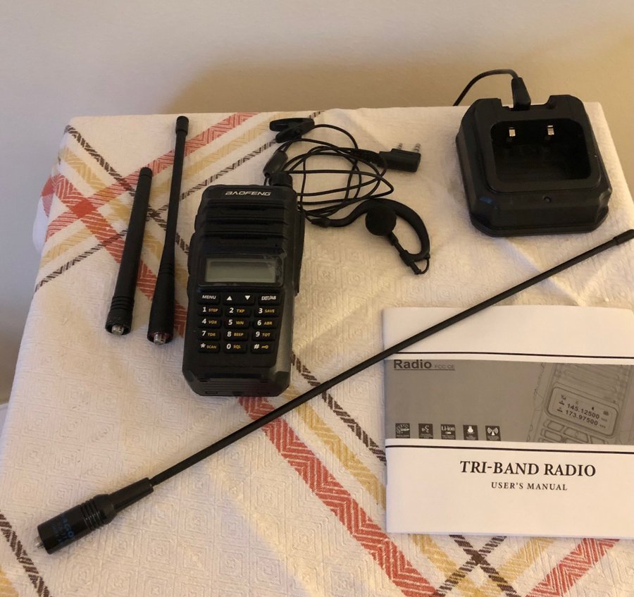 Sänkt pris- Baofeng UV-82 Tri-Band Radio med 2st extra antenner och tillbehör.