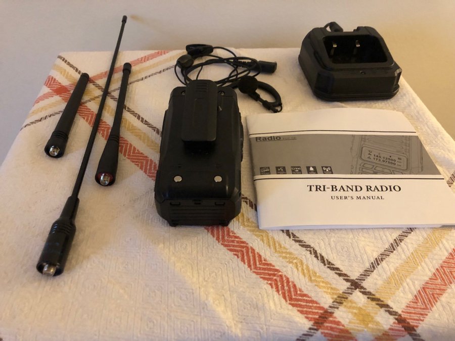 Sänkt pris- Baofeng UV-82 Tri-Band Radio med 2st extra antenner och tillbehör.