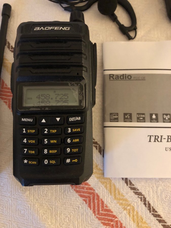 Sänkt pris- Baofeng UV-82 Tri-Band Radio med 2st extra antenner och tillbehör.