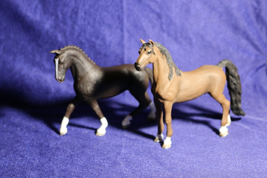 Schleich 2 st hästfigurer