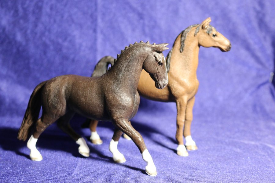 Schleich 2 st hästfigurer