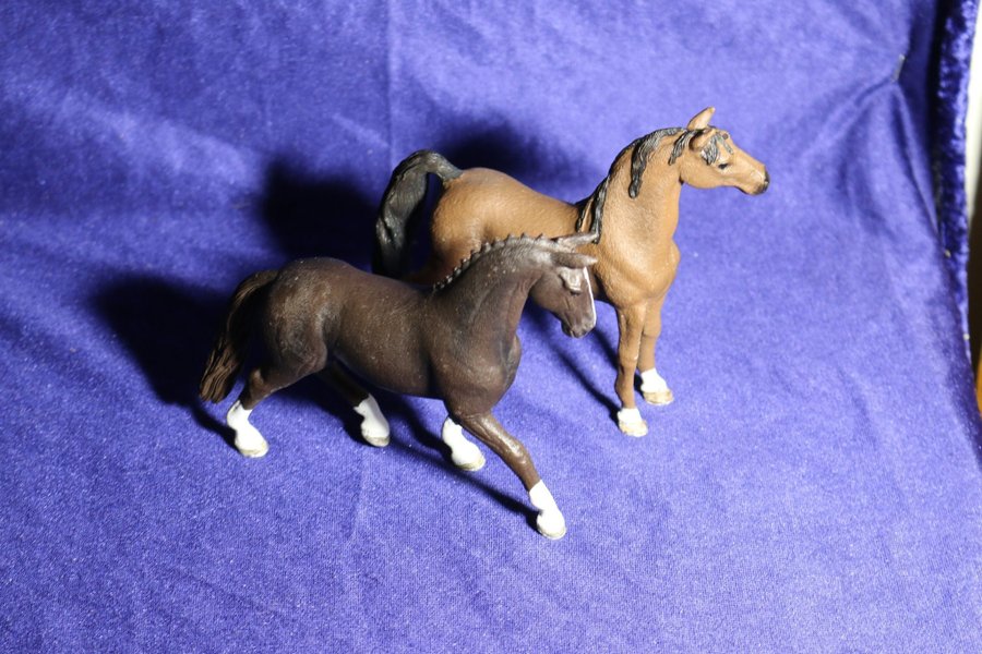 Schleich 2 st hästfigurer