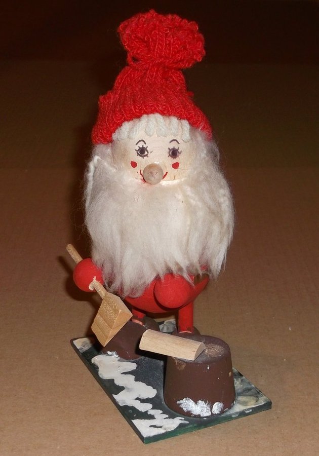 Jultomte som hugger ved Svenskt hantverk 1980-tal Vintage